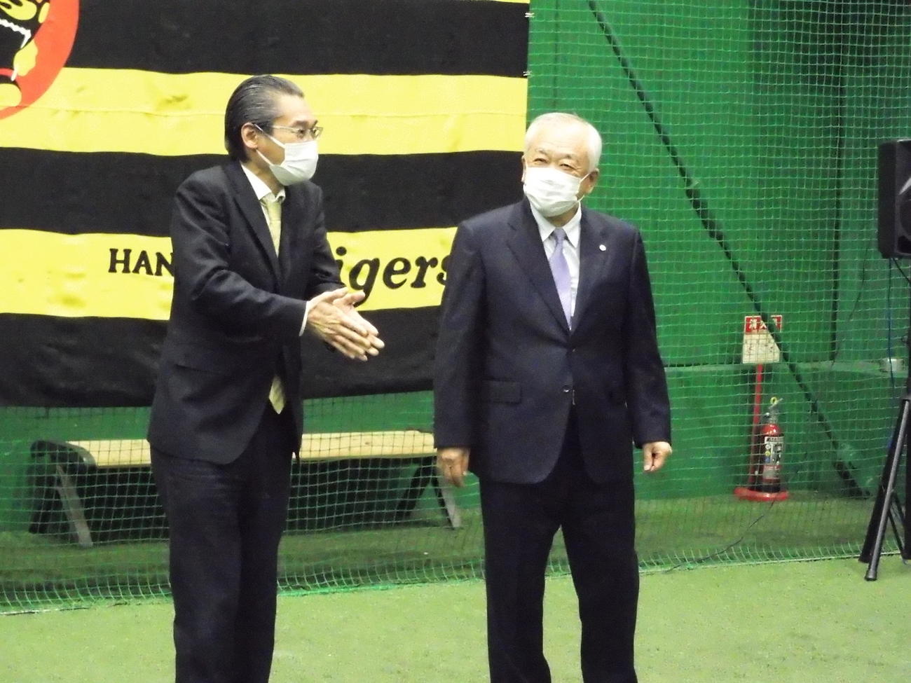 仕事納めに参加した阪神藤原崇起オーナー兼球団社長（右）と嶌村聡球団本部長は笑顔で話す