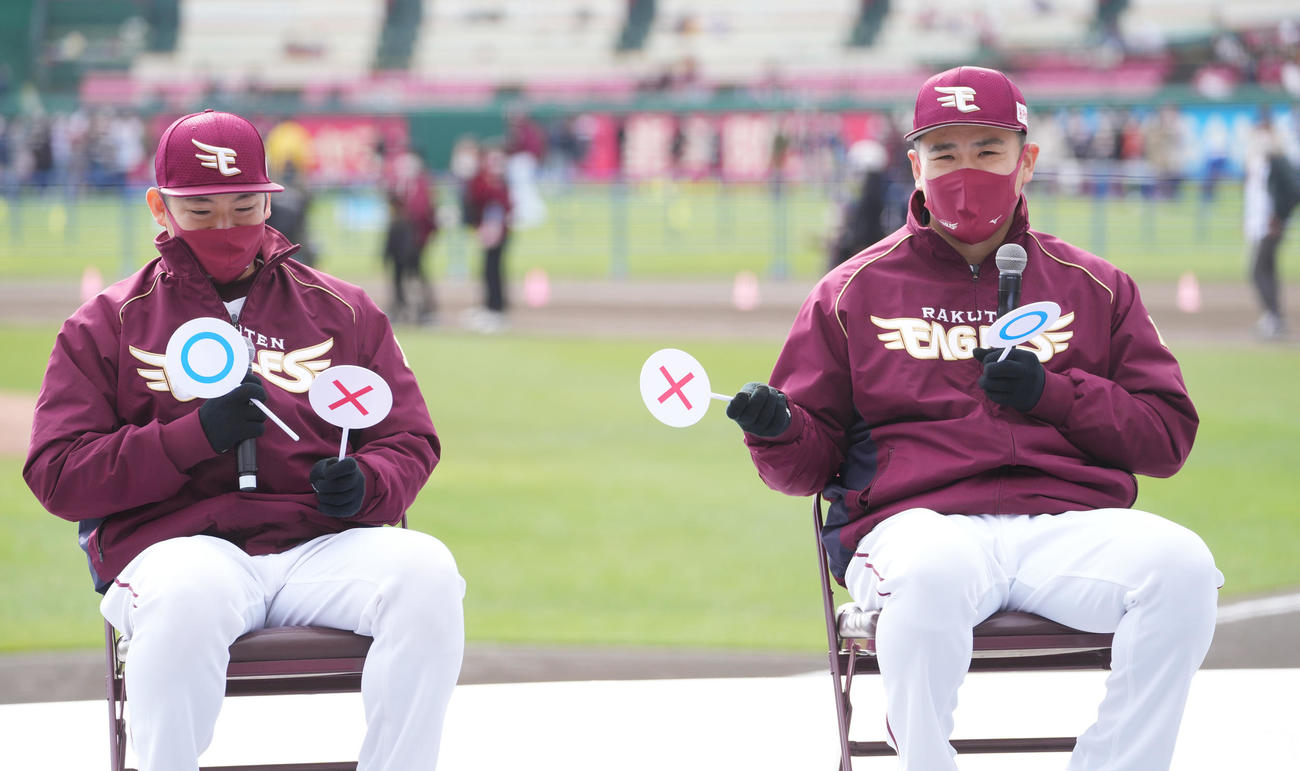 楽天田中将大と松井裕樹（左）（2021年12月4日撮影）