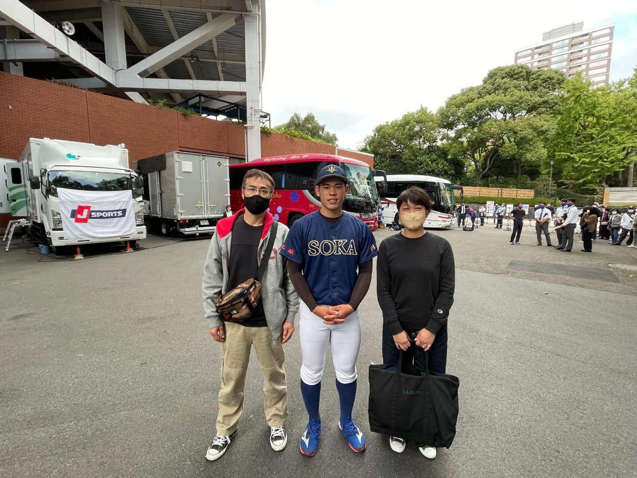 阪神ドラフト2位指名の創価大・鈴木勇斗（中央）、父洋さん（左）と母亮子さん