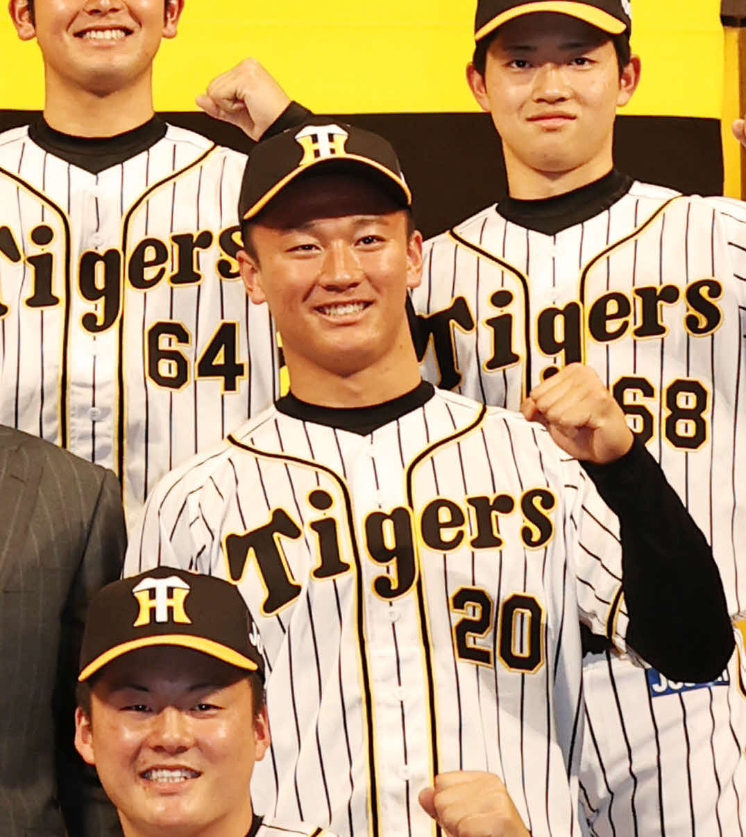 2021年12月13日、阪神新人選手入団発表会見で記念写真に納まる鈴木勇斗