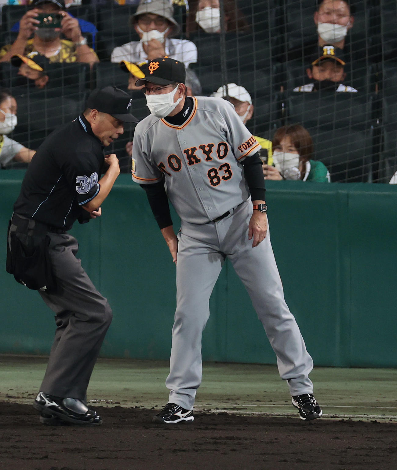 9月5日の阪神戦で選手交代を告げる巨人原監督