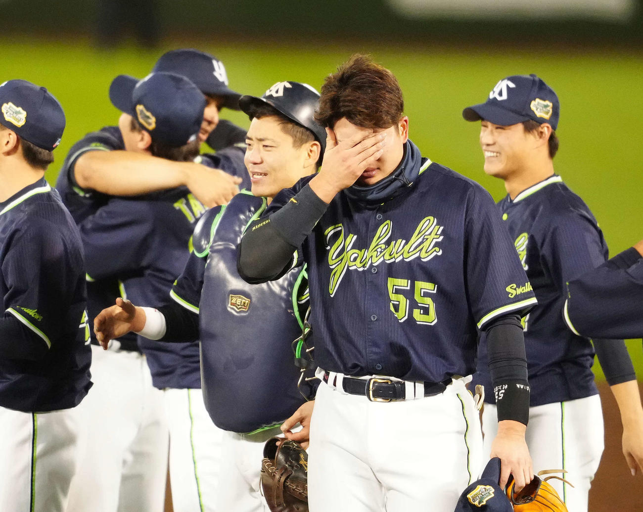 日本シリーズを制し、日本一の涙を流すヤクルト村上宗隆（中央右）
