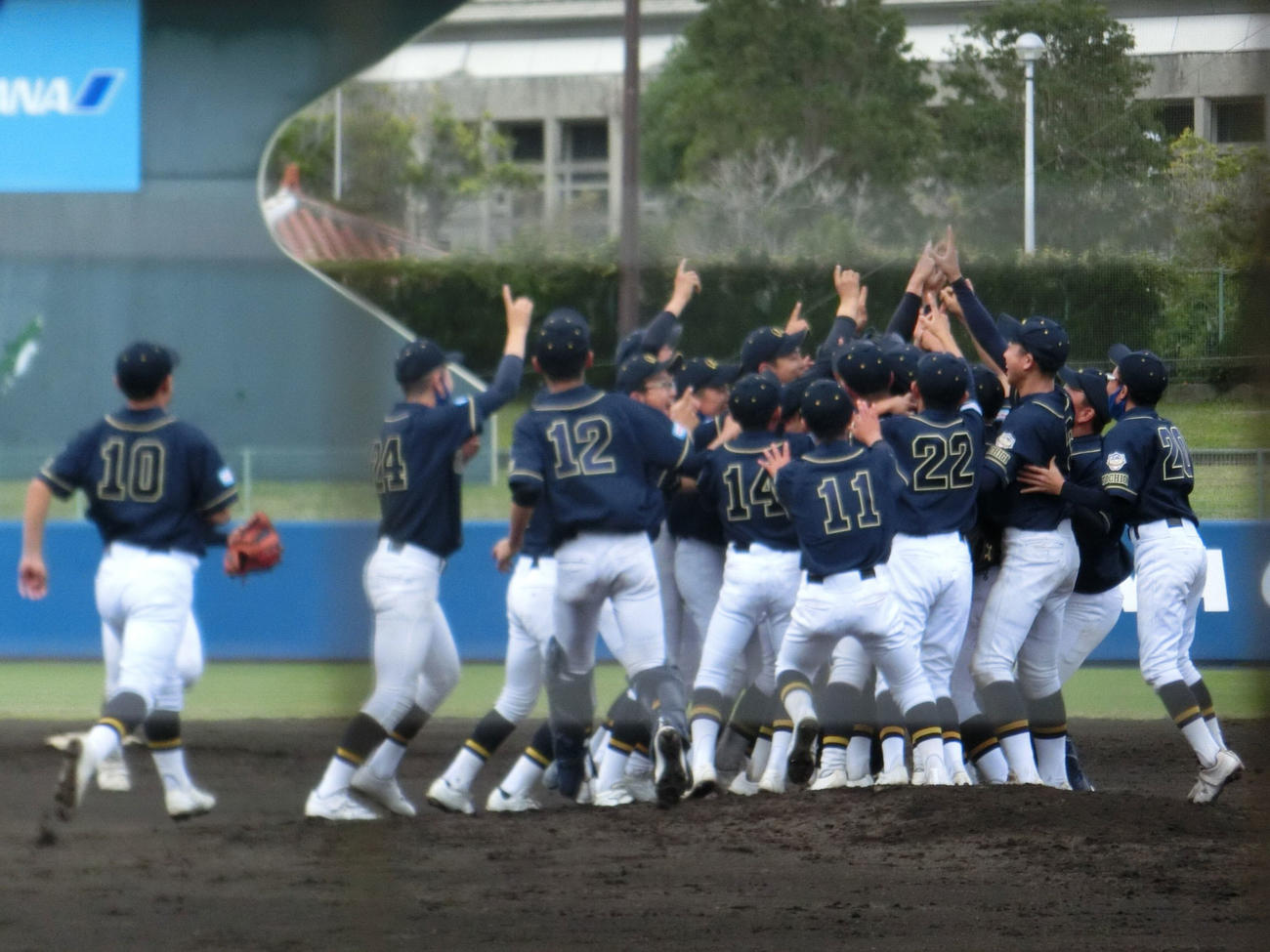 優勝を決めてマウンド上で喜ぶ宇都宮ナイン
