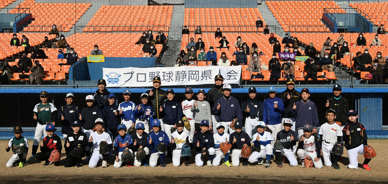 子どもたちと記念撮影を行う（後列左から）オリックス増井、阪神岩崎、佐藤蓮、高橋（撮影・前岡正明）