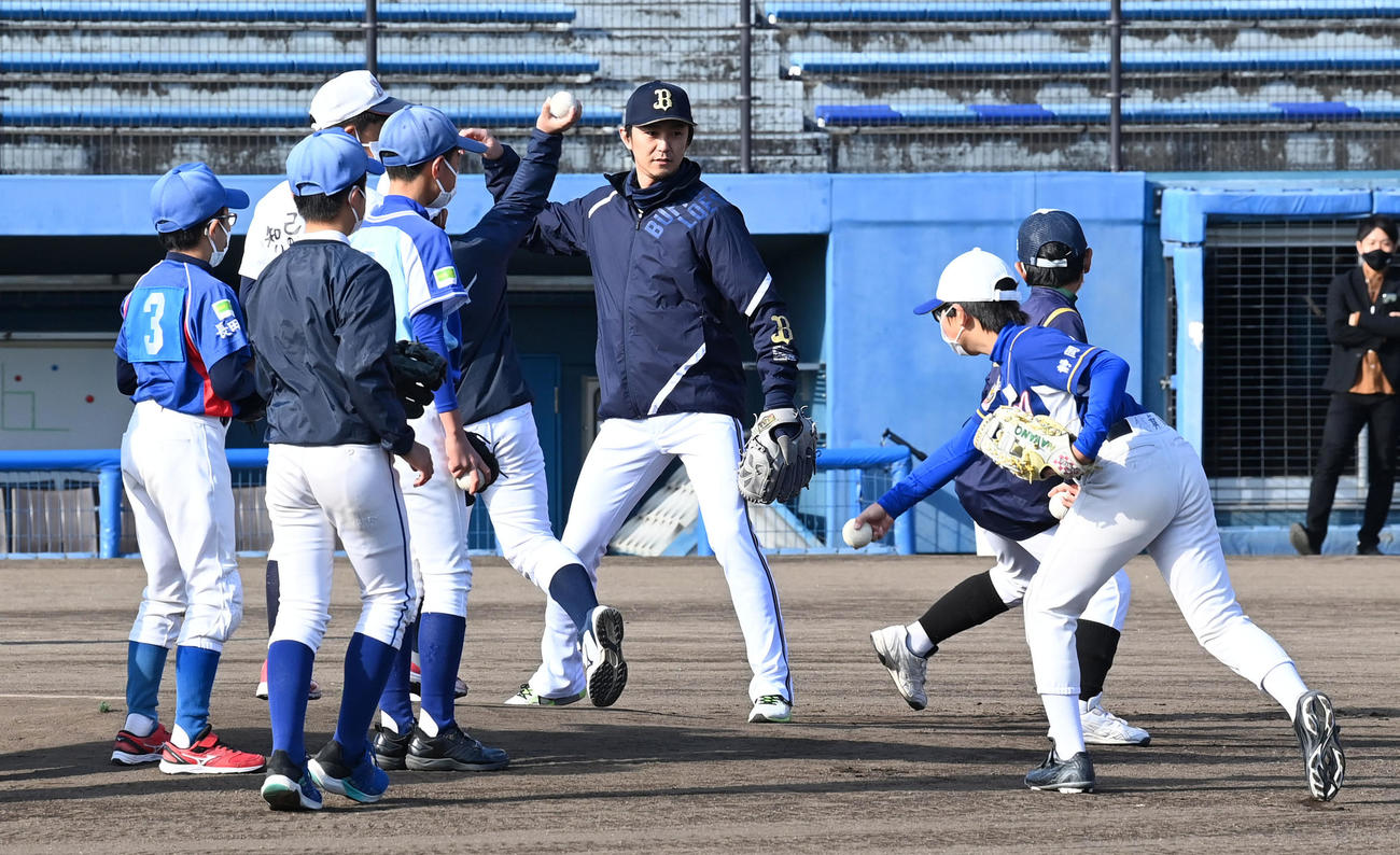 子どもたちにアドバイスするオリックス増井（撮影・前岡正明）