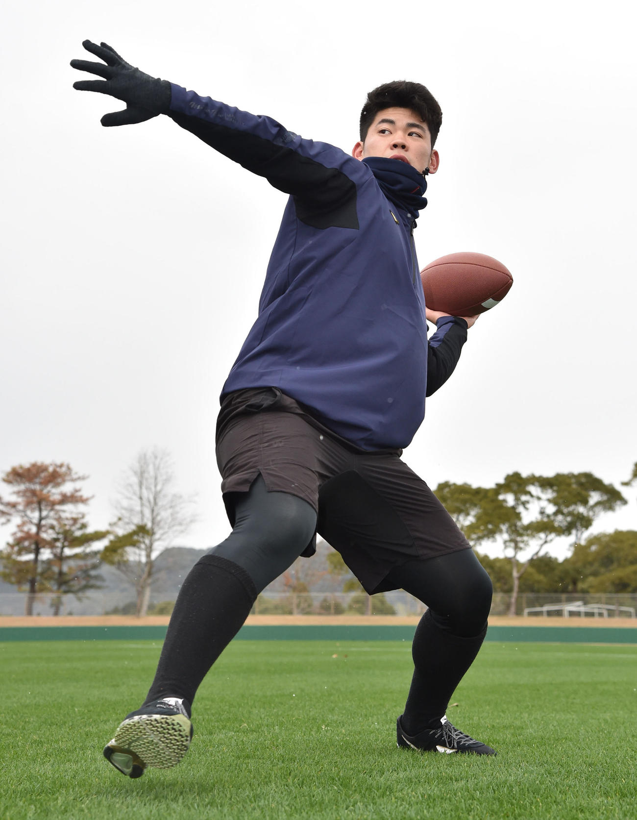 アメフトのボールでキャッチボールを行う阪神鈴木勇斗（撮影・岩下翔太）