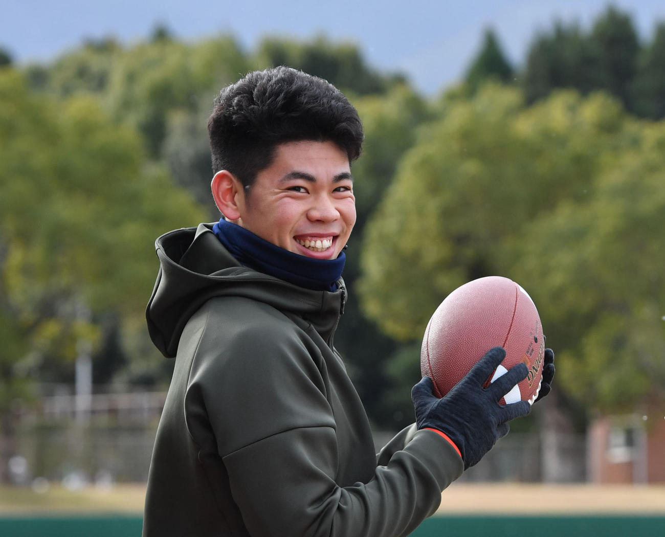 アメフトボールを手に笑顔を見せる阪神鈴木勇斗（撮影・岩下翔太）