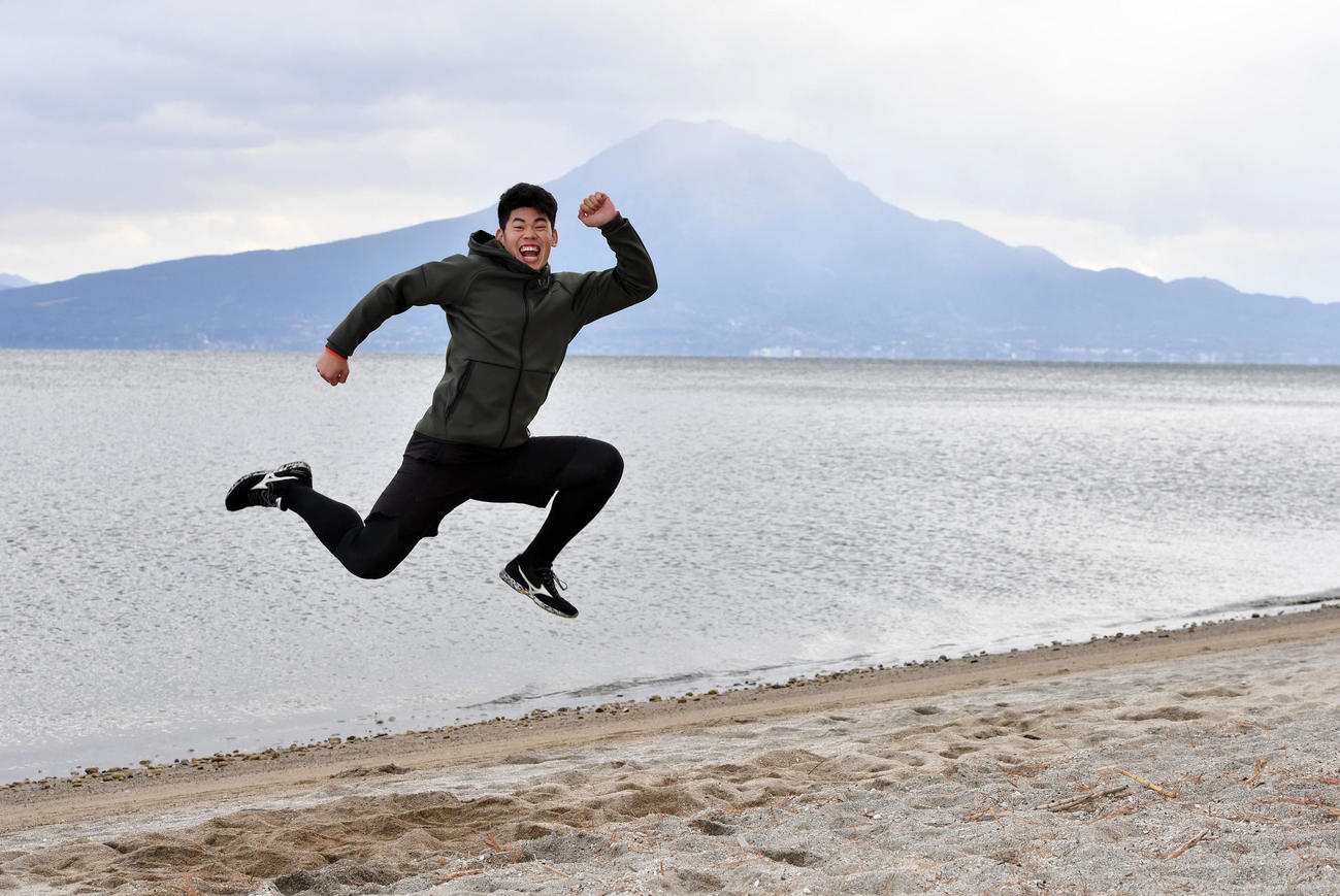 桜島を背にNHK大河ドラマ「西郷どん」のように高くジャンプする阪神鈴木勇斗（撮影・岩下翔太）