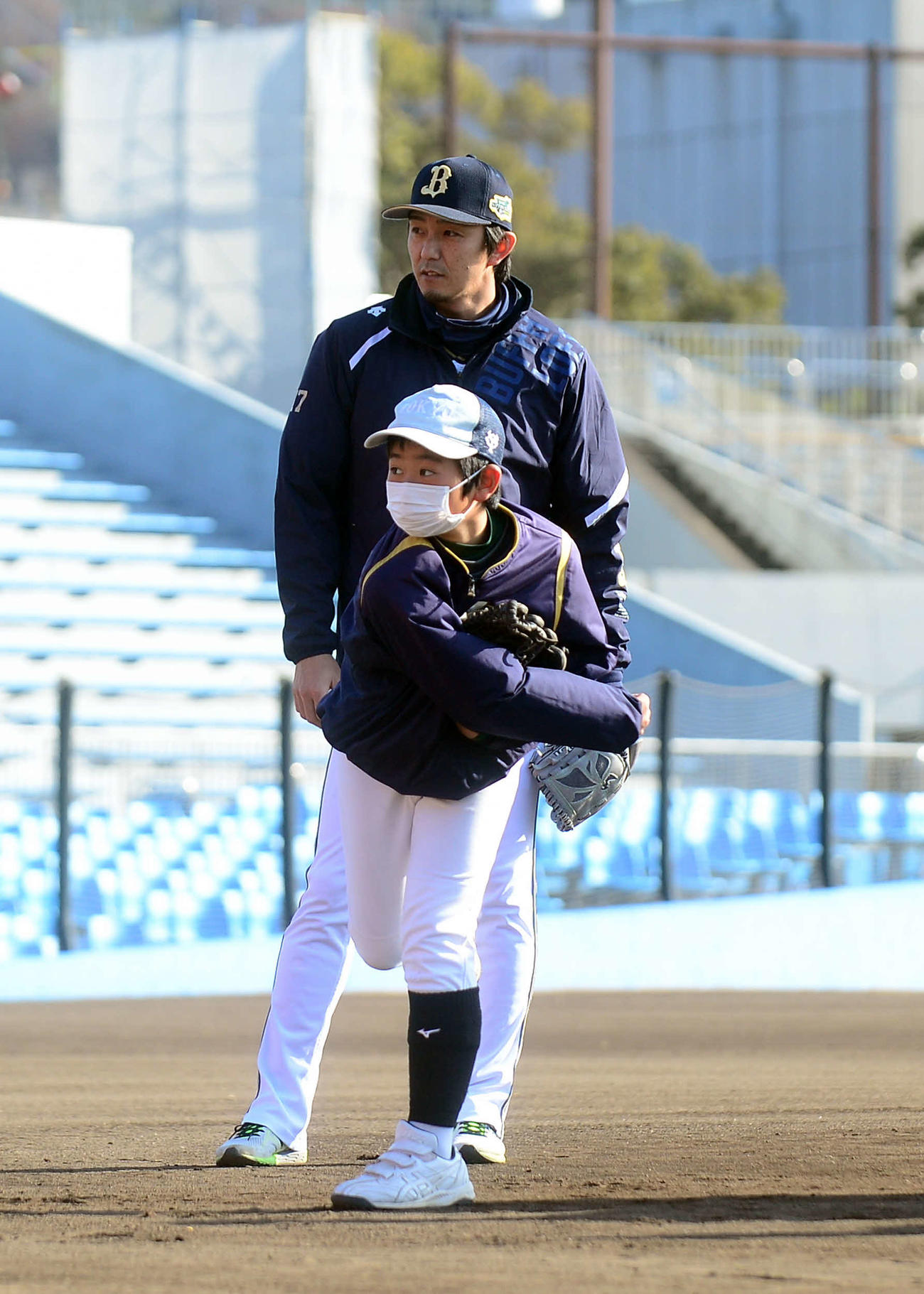 小学生の投球を見守るオリックス増井