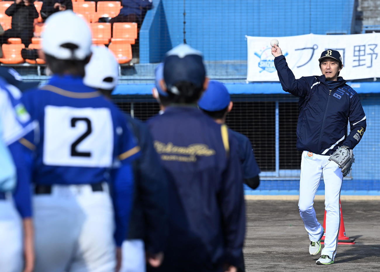 プロ野球静岡県人会で子どもたちとキャッチボールを行うオリックス増井（撮影・前岡正明）