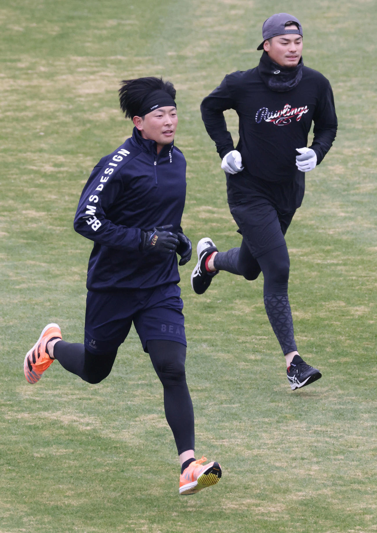 走り込む広島大瀬良（左）と戸田隆矢（2021年12月20日撮影）