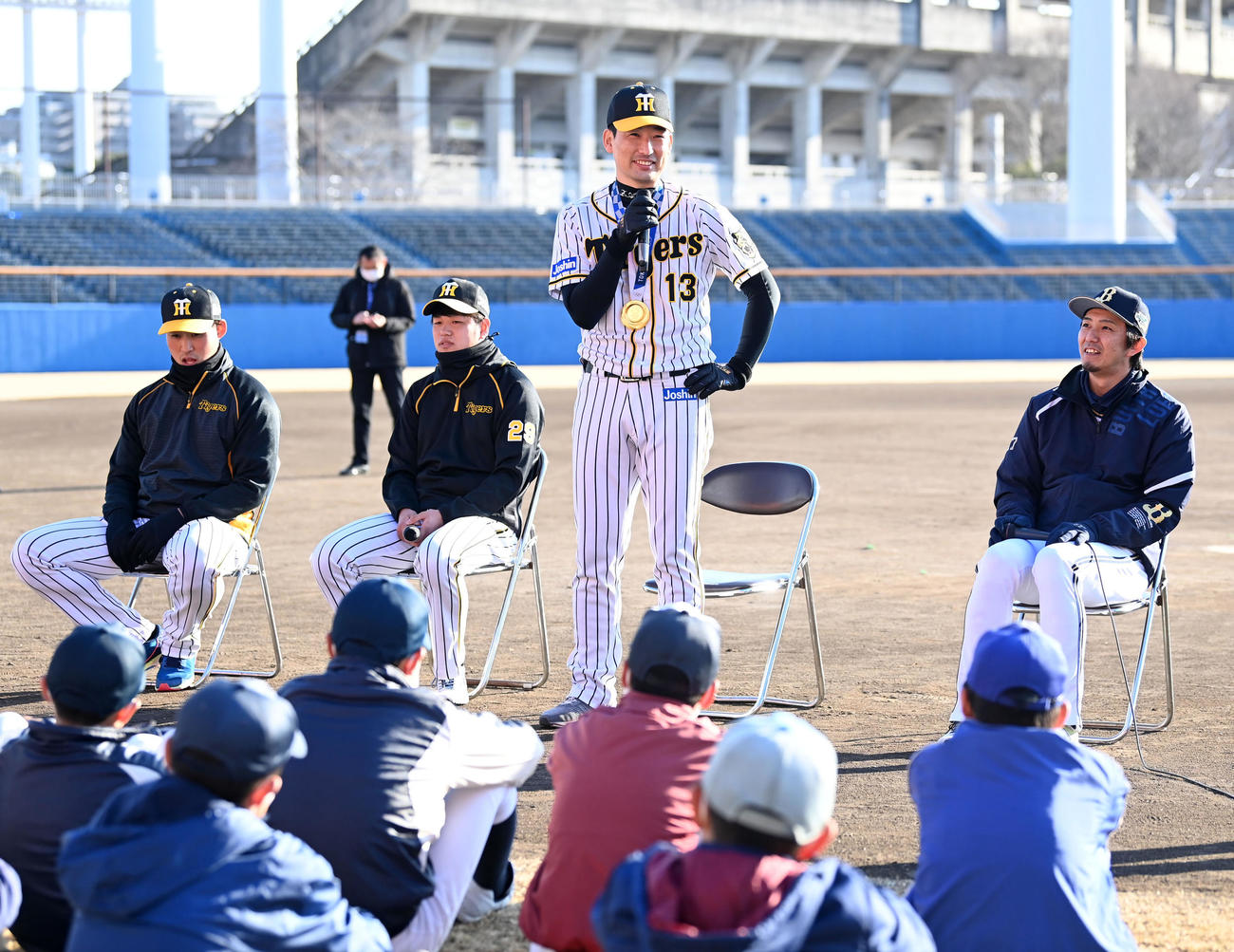 プロ野球静岡県人会のトークショーで東京オリンピックの金メダルを披露する阪神岩崎（撮影・前岡正明）