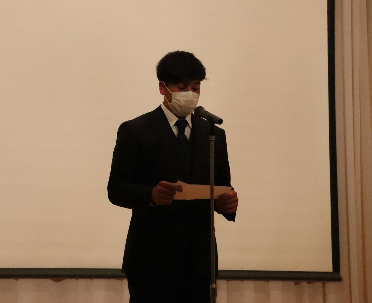 激励会に出席し、壇上であいさつする巨人ドラフト1位の関西国際大・翁田（撮影・小早川宗一郎）