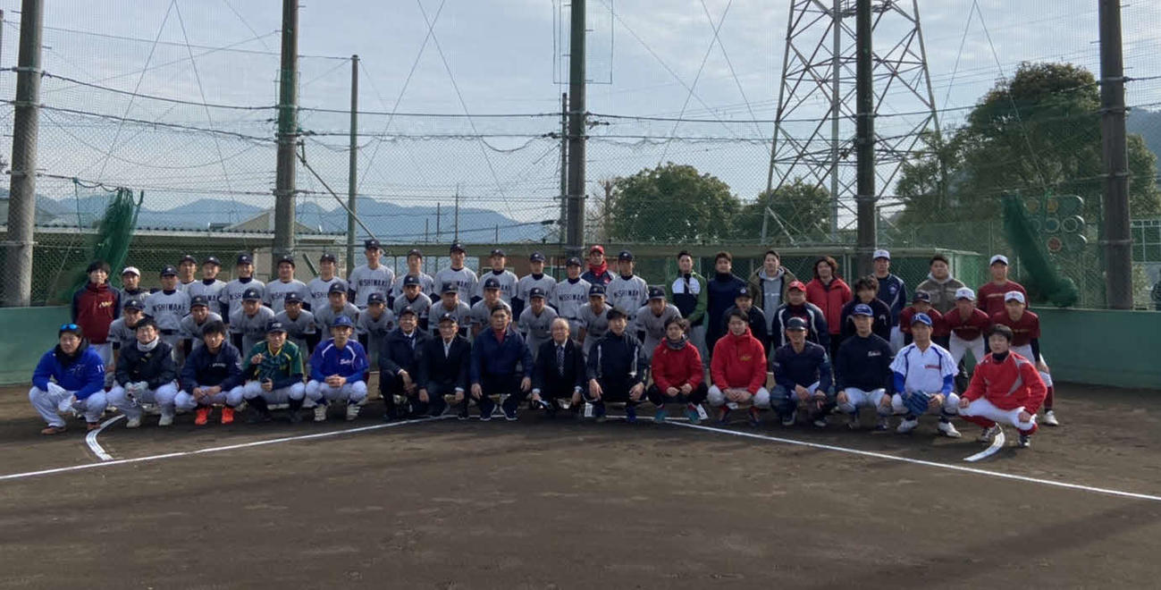 母校・西脇工のOB戦に参加し、記念撮影する巨人ドラフト1位の関西国際大・翁田（前列右から7人目）（撮影・小早川宗一郎）