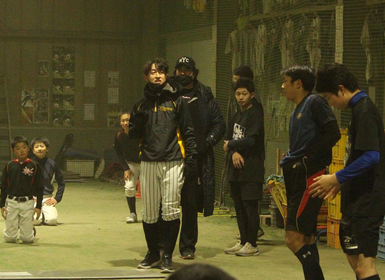 坂本弥太郎氏の野球スクールで野球教室を行う元阪神今成氏（左から3人目）（撮影・保坂恭子）