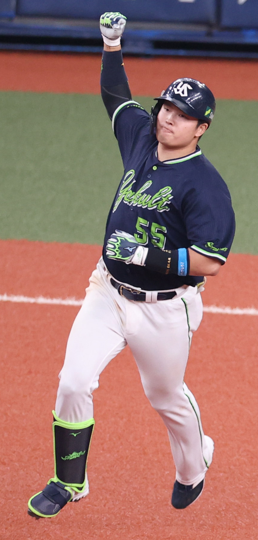 SMBC日本シリーズ2021第1戦　オリックス対ヤクルト　8回表、中越え2点本塁打を放ちガッツポーズの村上（2021年11月20日撮影）