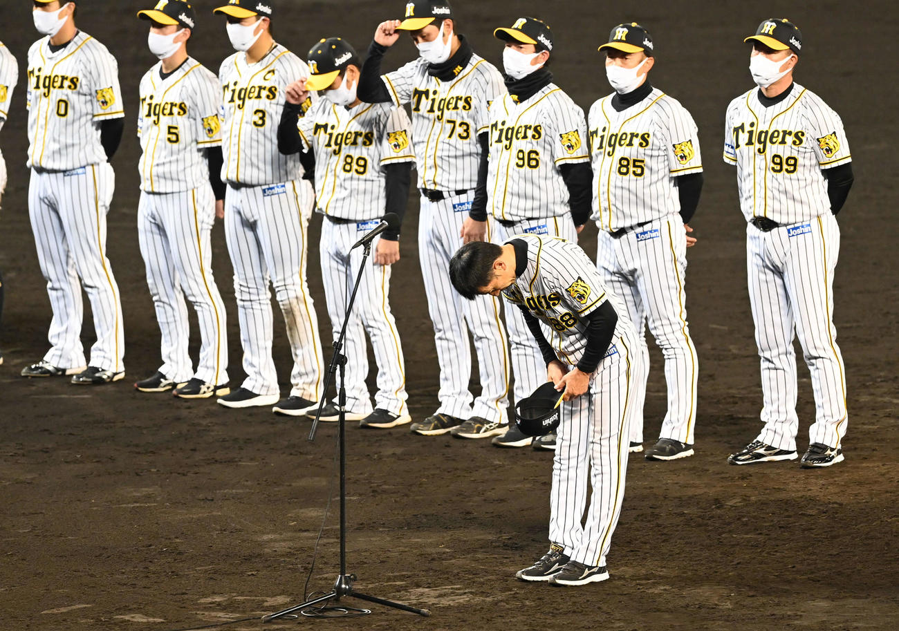 ファンにあいさつする阪神矢野燿大監督（2021年10月26日撮影）