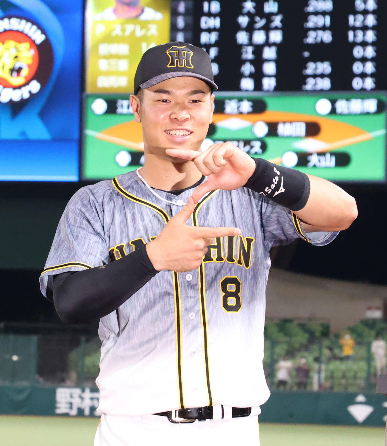 21年5月28日、西武戦で3本塁打を放ちZポーズを決める阪神佐藤輝明