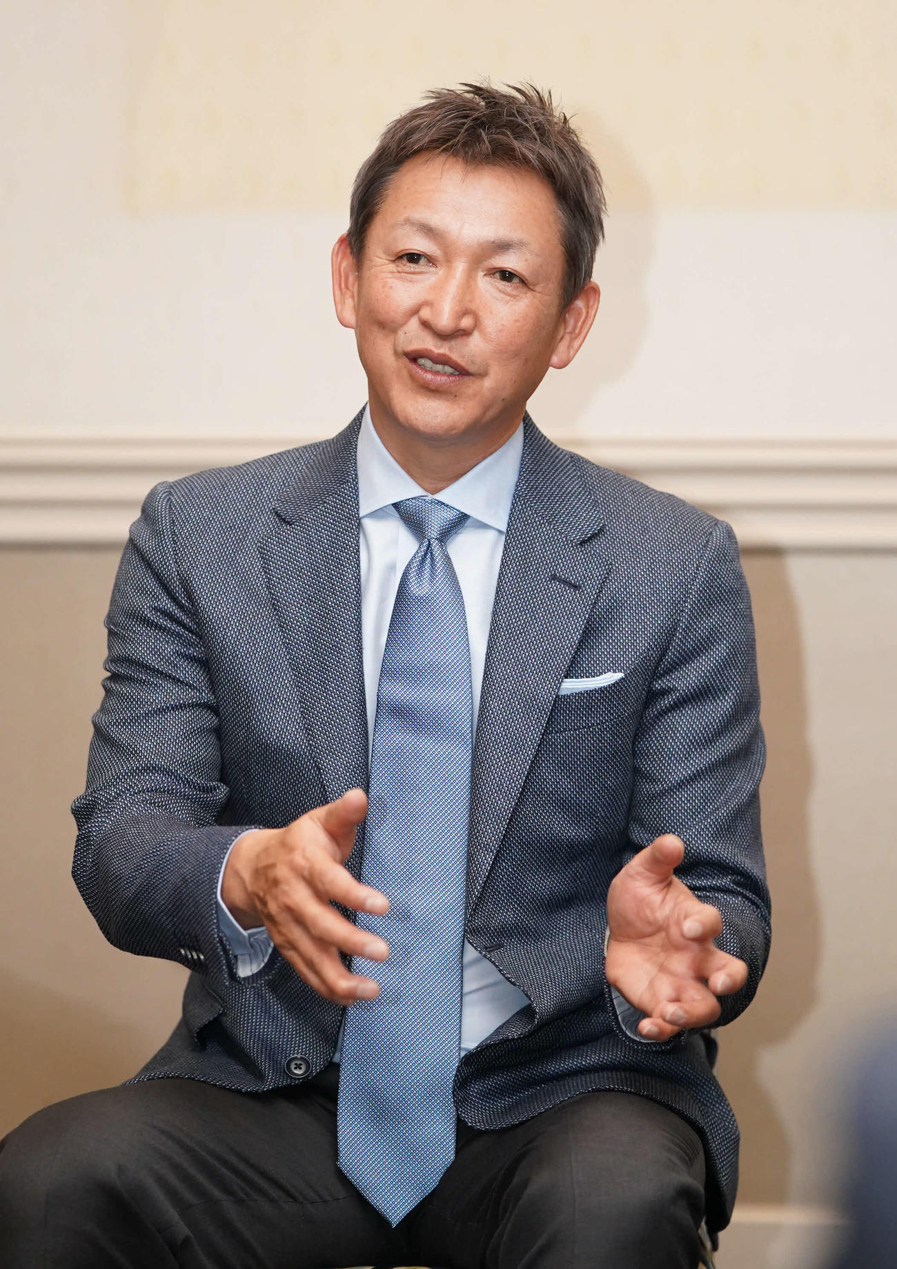 笑顔で抱負を話す中日立浪監督