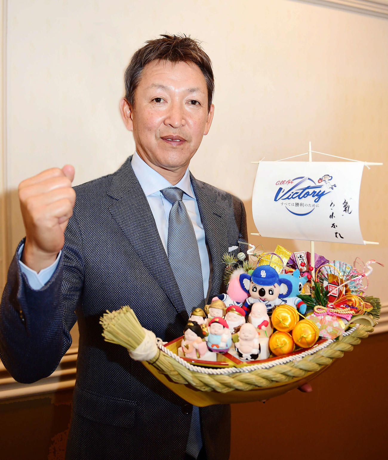新生中日ドラゴンズの船出、宝船を手にポーズを決める立浪監督（撮影・森本幸一）