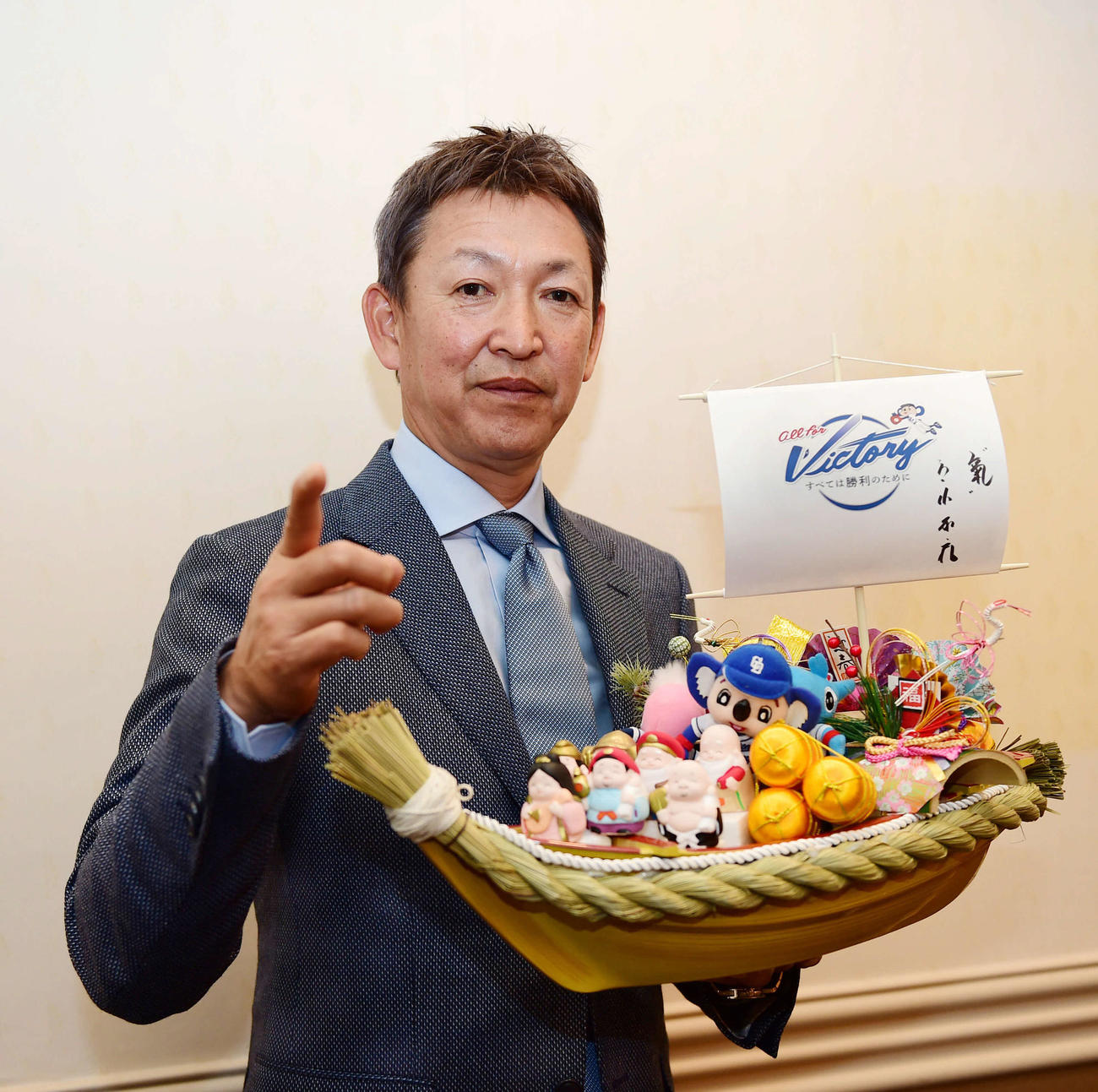 新生中日ドラゴンズの船出、宝船を手にポーズを決める立浪監督（撮影・森本幸一）