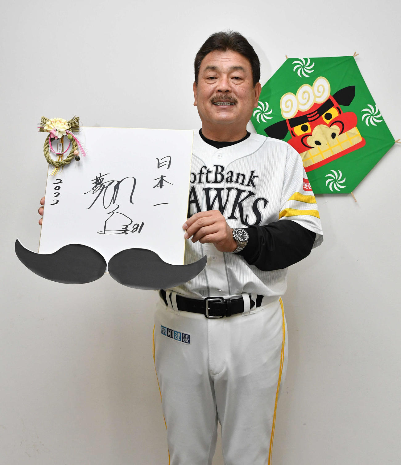 色紙に今季の目標の「日本一」と記すソフトバンク藤本監督（撮影・岩下翔太）