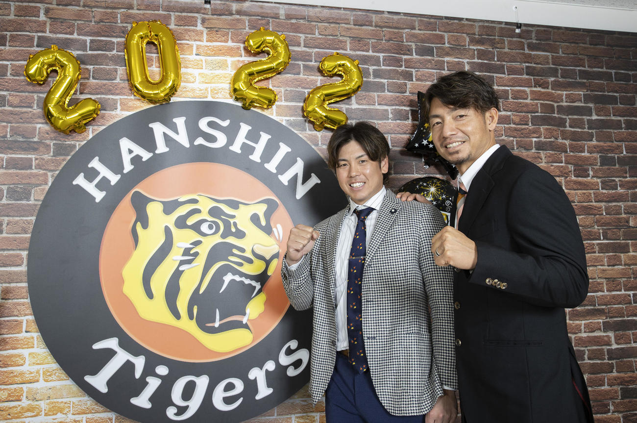 対談を行い、笑顔でガッツポーズする阪神梅野隆太郎（左）と鳥谷敬氏（撮影・前田充）