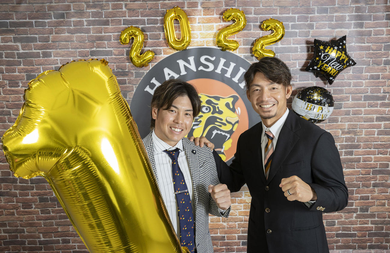 対談を行い、笑顔でガッツポーズする阪神梅野隆太郎（左）と鳥谷敬氏（撮影・前田充）