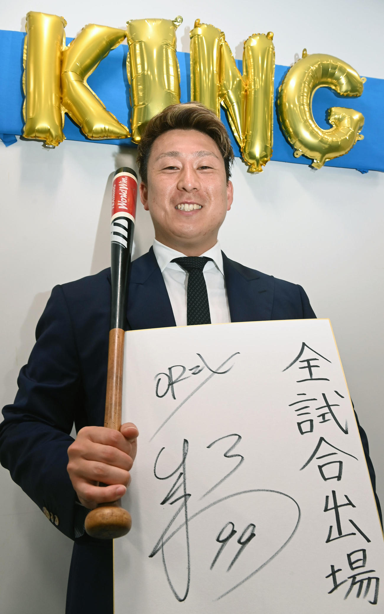 今季の目標に「全試合出場」と色紙に記した杉本（撮影・前岡正明）