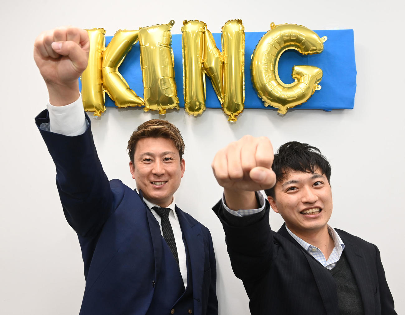 昇天ポーズを決めるオリックス杉本（左）と球団担当の真柴記者（撮影・前岡正明）