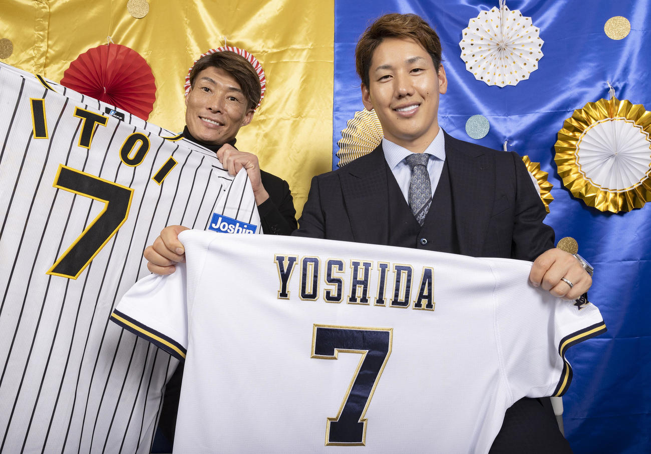 同じ背番号「7」のユニホームで日本一を狙う阪神糸井（左）とオリックス吉田正（撮影・前田充）