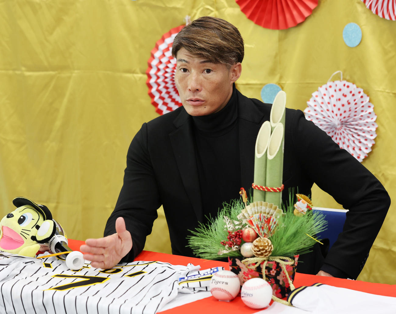 オリックス吉田正と新年の対談を行う阪神糸井（撮影・清水貴仁）