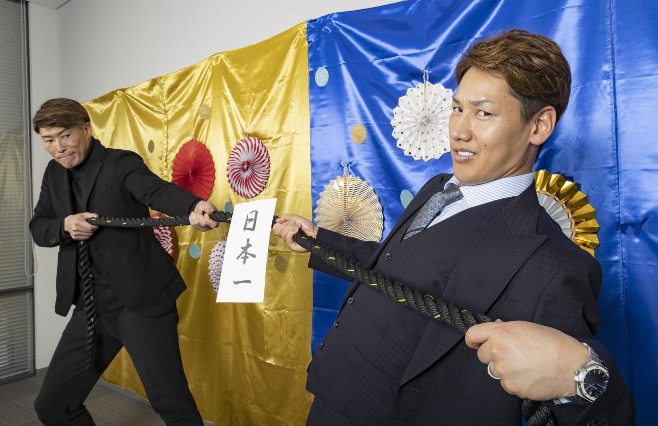 「今季こそは日本一！」と日本一を引っ張り合う阪神糸井（左）とオリックス吉田正（撮影・前田充）