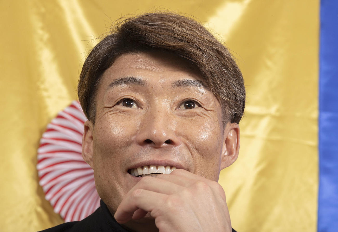 笑顔で対談する阪神糸井（撮影・前田充）