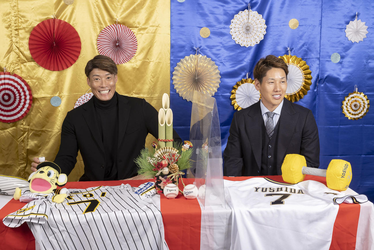笑顔で対談する阪神糸井（左）とオリックス吉田正（撮影・前田充）