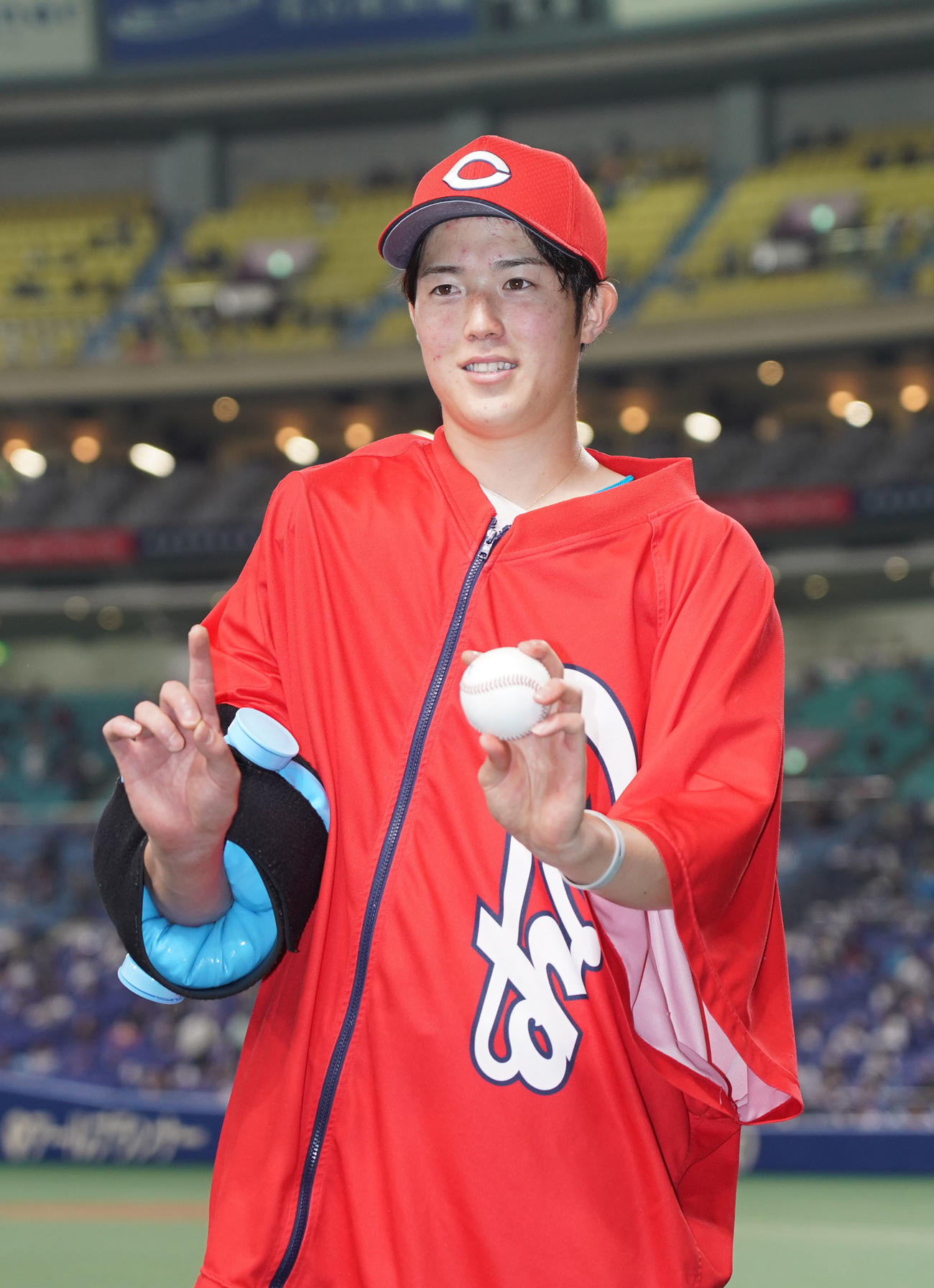 プロ野球中日対広島　ヒーローインタビューを終え勝利球を手に10勝のポーズをする森下暢仁（2020年11月1日撮影）