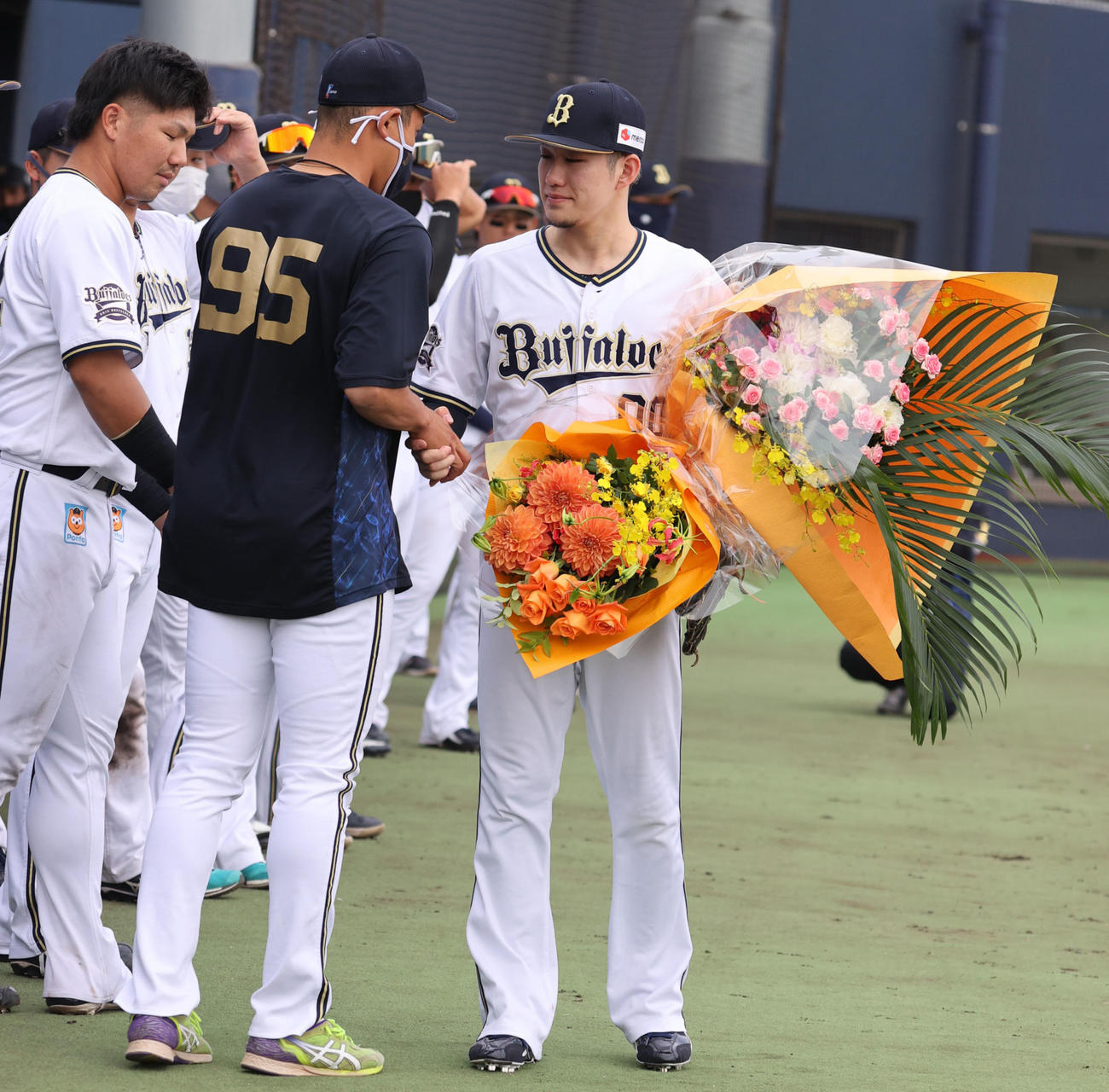 引退セレモニーで花束を受けた西浦（右端）はナインに別れを告げる