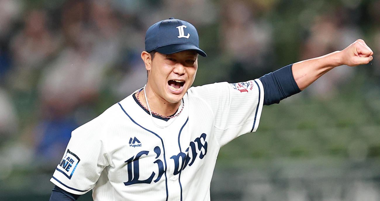 雄たけびを上げてガッツポーズする内海哲也（2021年6月10日撮影）