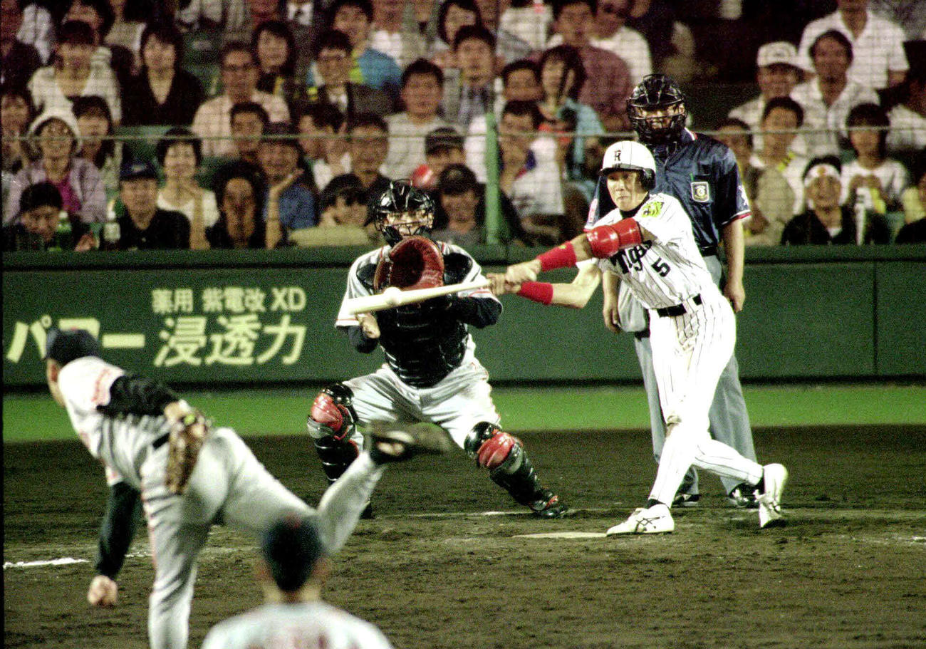 99年6月12日、巨人戦の12回、新庄は槙原の敬遠球を打ち、サヨナラ安打とする（1999年6月12日撮影）