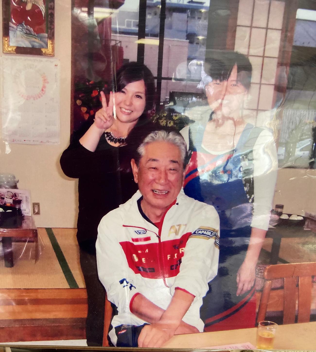 桃山食堂での大学同期の集まりに顔を出したときの楽天星野監督（中）。テーブルには、ビールが入ったコップが置かれている