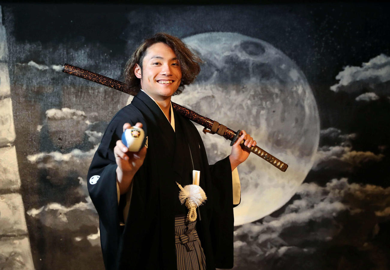 昨年、侍ジャパンに選ばれた日本ハム伊藤は笑顔で今年の活躍を誓う（衣装協力＝貸衣装・写真館マリアージュ。2021年12月11日撮影）