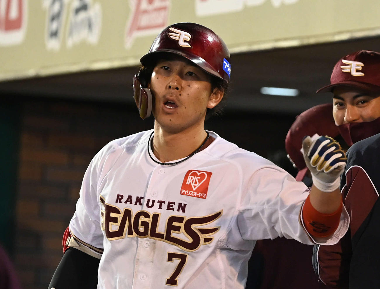 楽天対ソフトバンク　8回裏楽天1死満塁、中犠飛を放った鈴木大はチームメートとエアタッチ（撮影・山崎安昭）