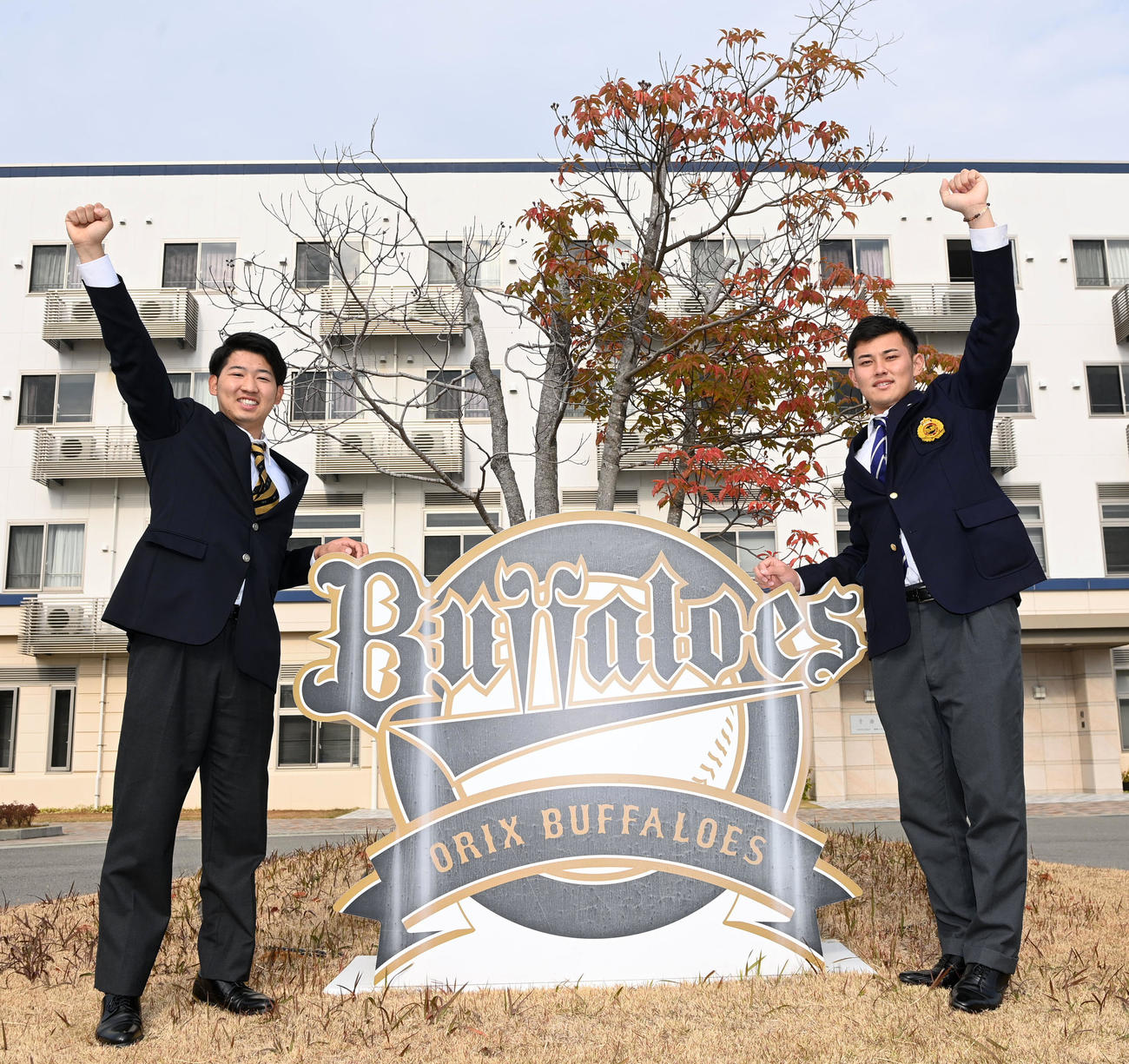 舞洲の球団施設を見学、未来へ向けガッツポーズのオリックス椋木（左）と野口（2021年12月12日撮影）