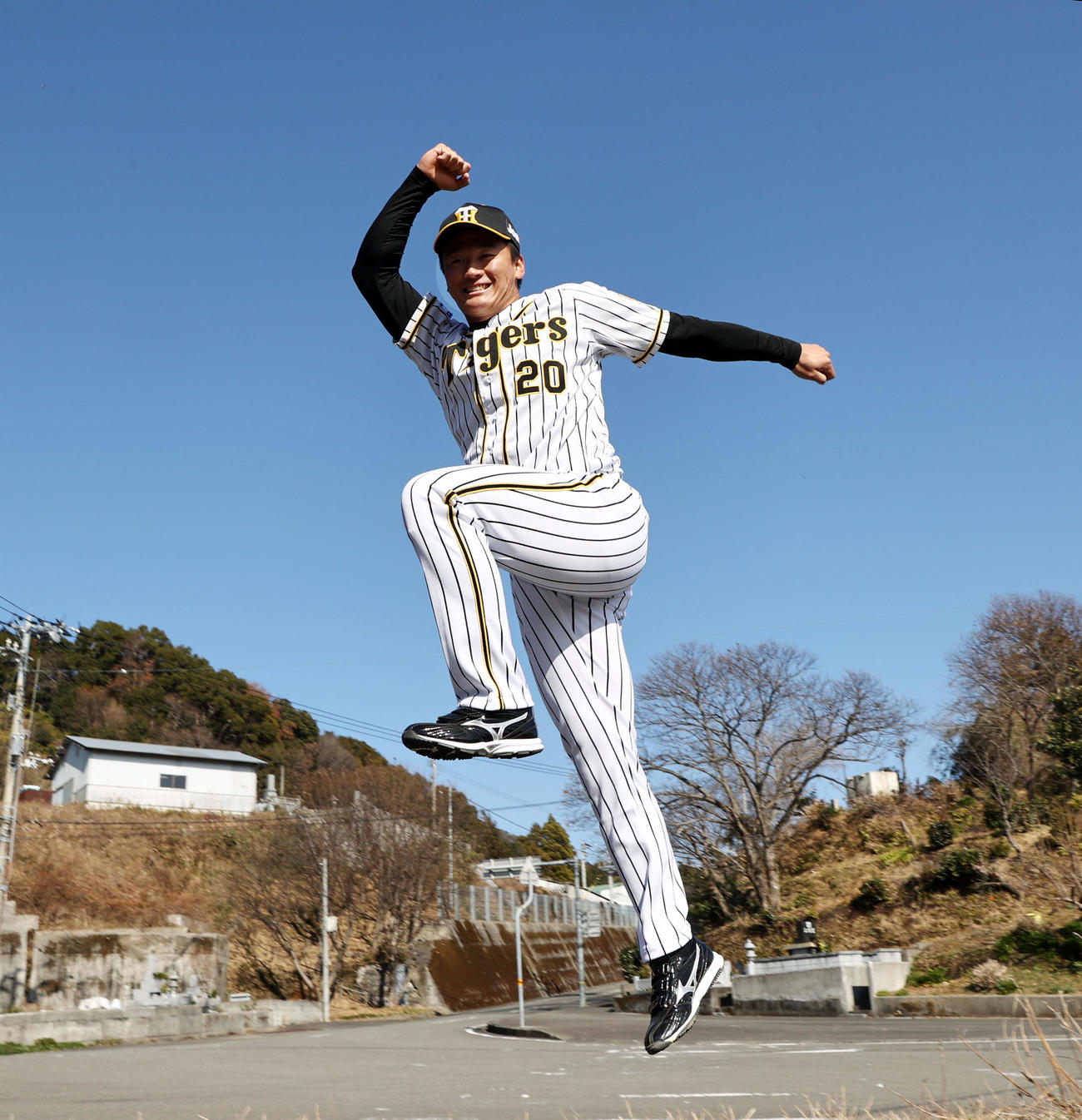 自主トレを公開し快晴の空を背にジャンプする森木（撮影・加藤哉）