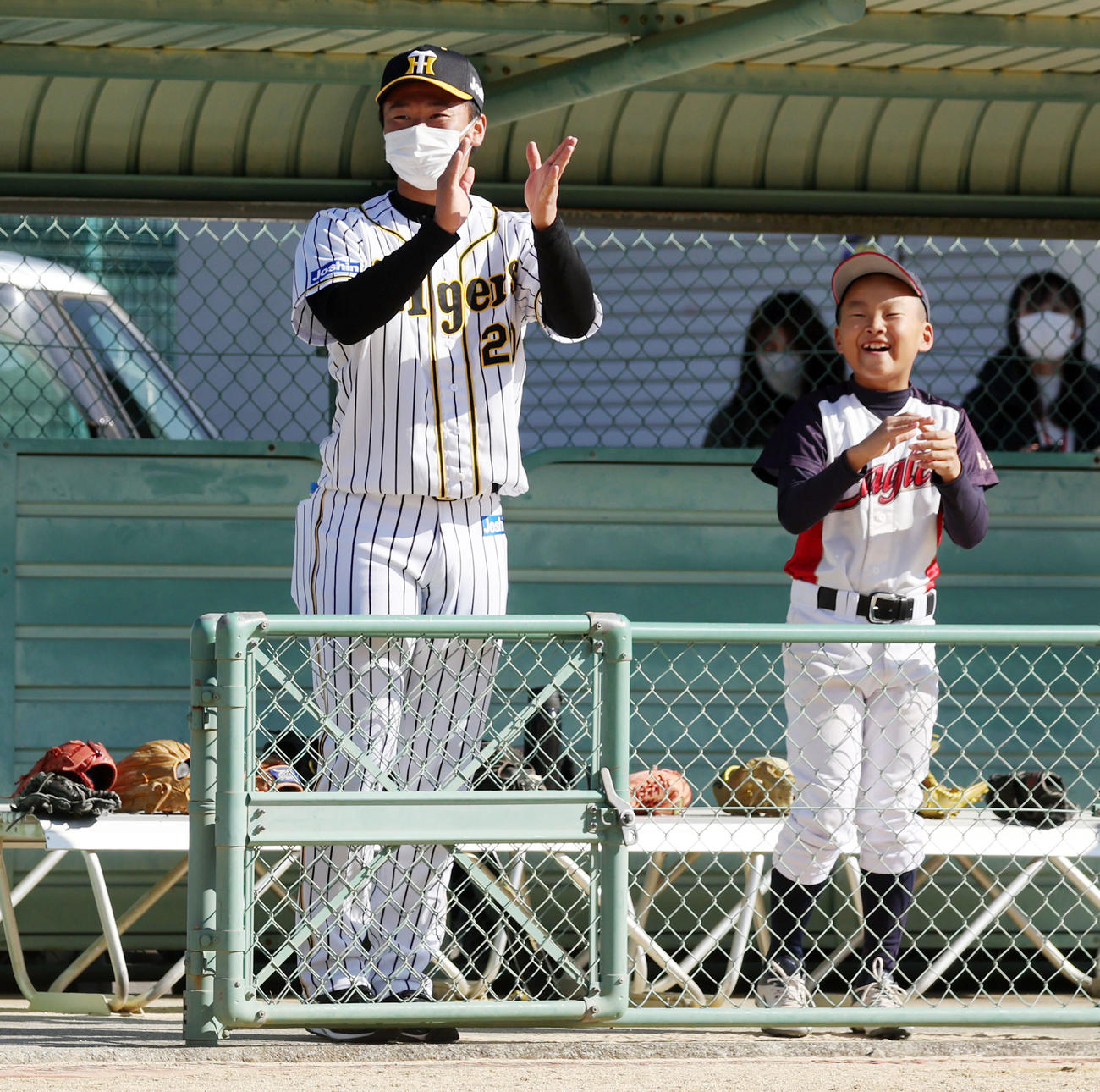 小学生時代に所属した高岡第2イーグルスの監督として指揮を執った森木（撮影・加藤哉）