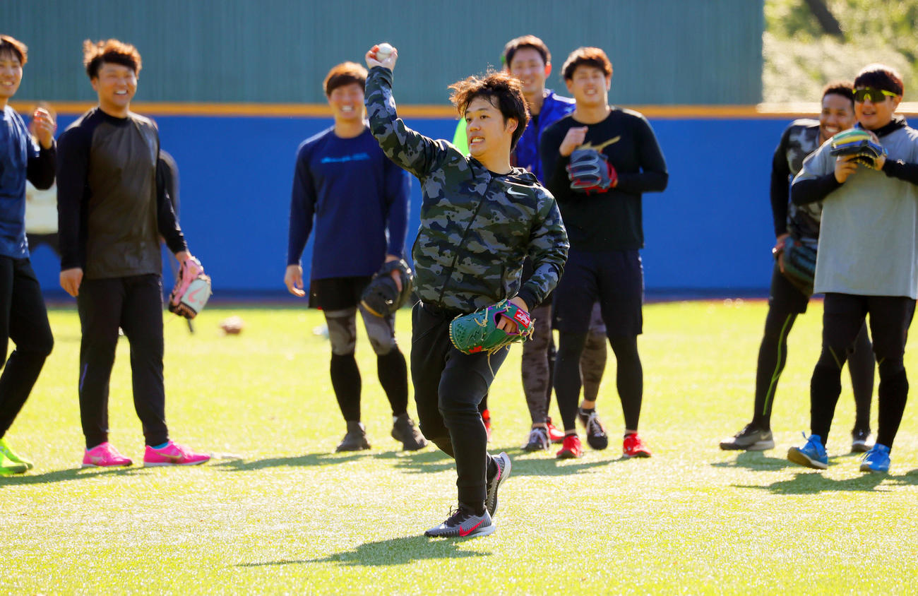 母校の創価大での自主トレでノックを受けるヤクルト小川（撮影・野上伸悟）