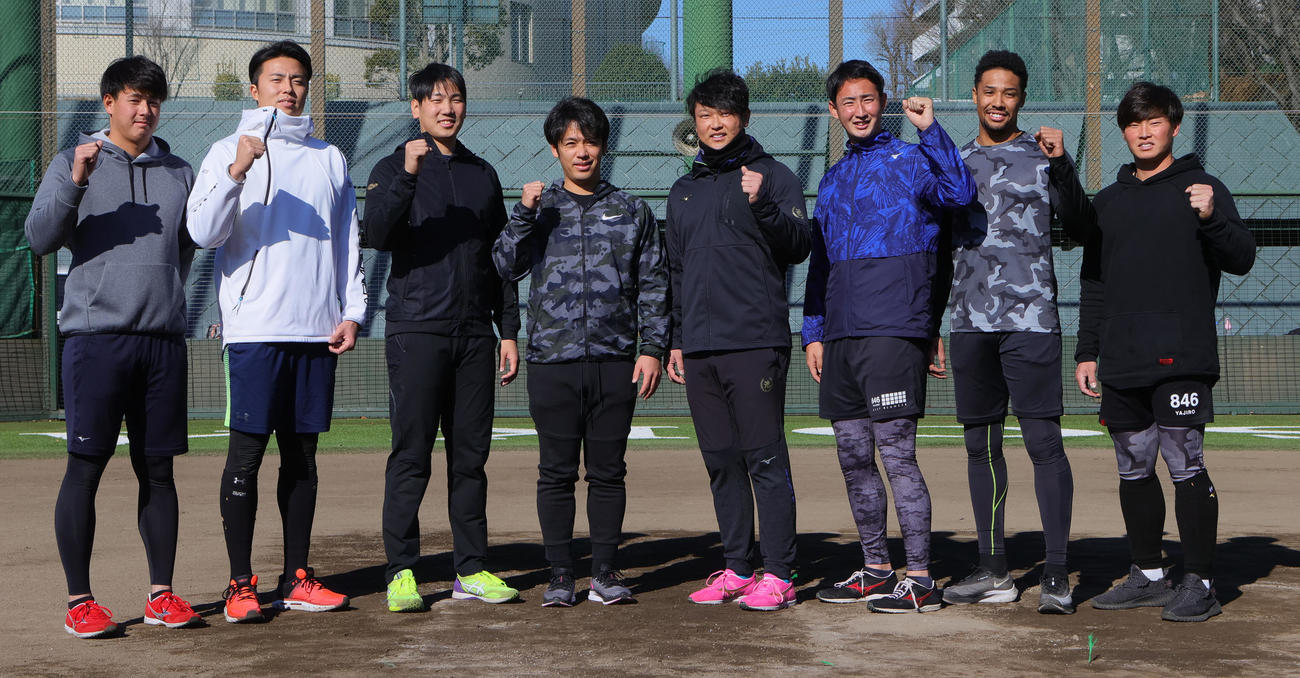母校の創価大で自主トレを行った左からヤクルト杉山、ソフトバンク田中、石川、ヤクルト小川、日本ハム池田、望月、巨人保科、萩原（撮影・野上伸悟）