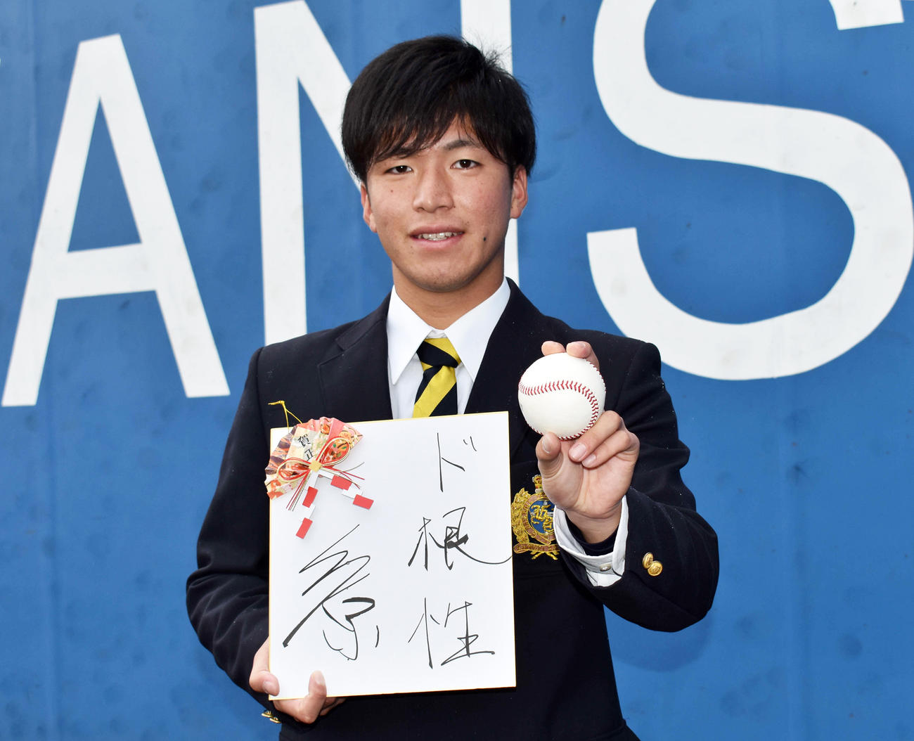 色紙に「ド根性」と記した広島ドラフト1位の関学大・黒原（撮影・古財稜明）