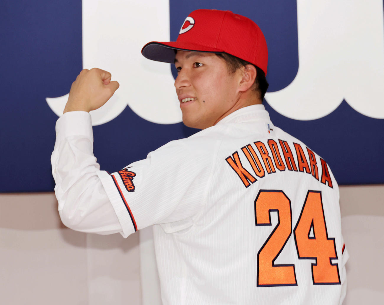 入団会見で背番号24を披露する広島ドラフト1位の黒原（2021年12月10日撮影）