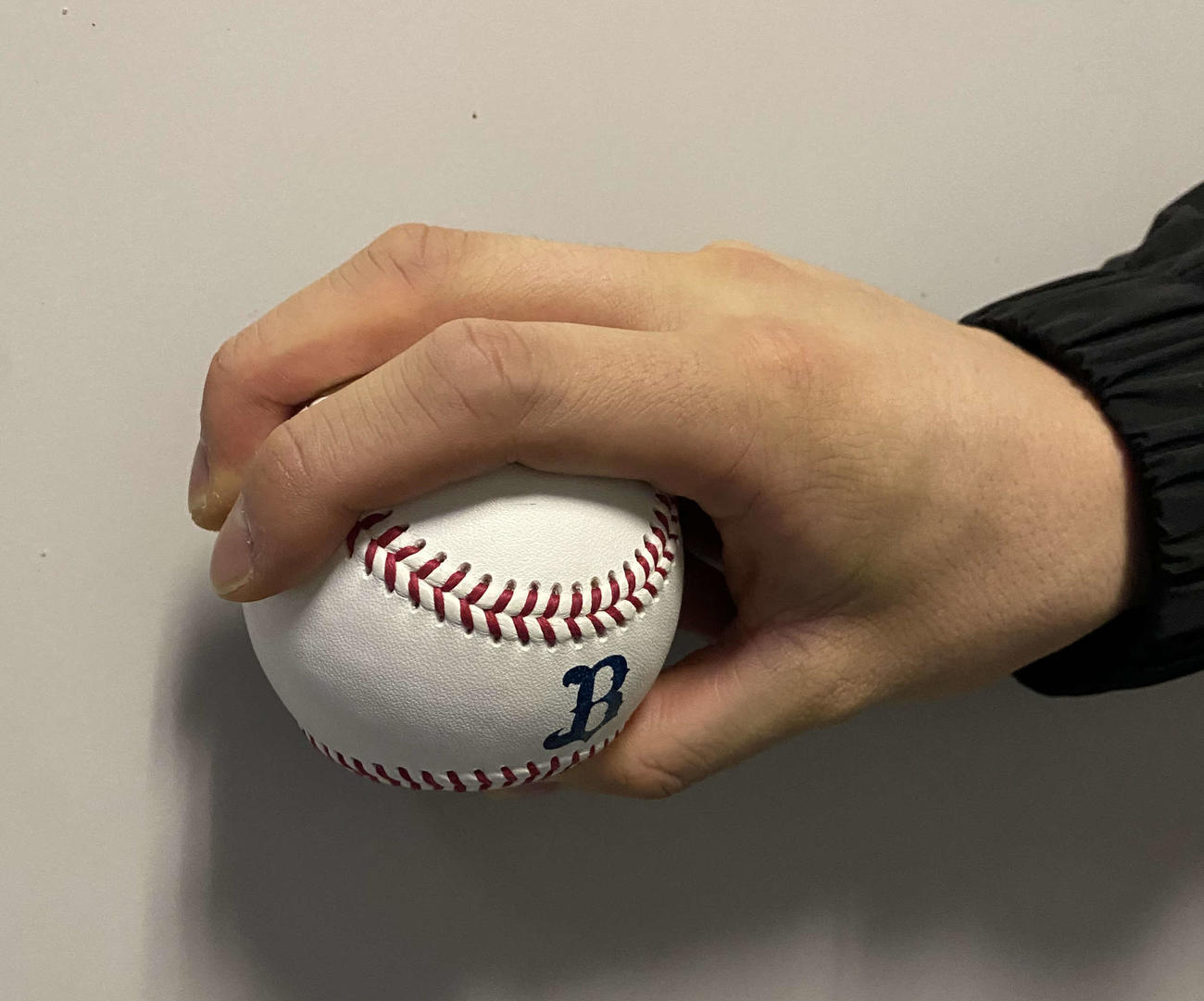 【写真（2）】オリックス山本の独特な直球の握り方。従来は中指側が縫い目のヤマが掛かりやすいように持つが、山本は人差し指側が縫い目のヤマになるように持つ。（撮影協力＝山本由伸）